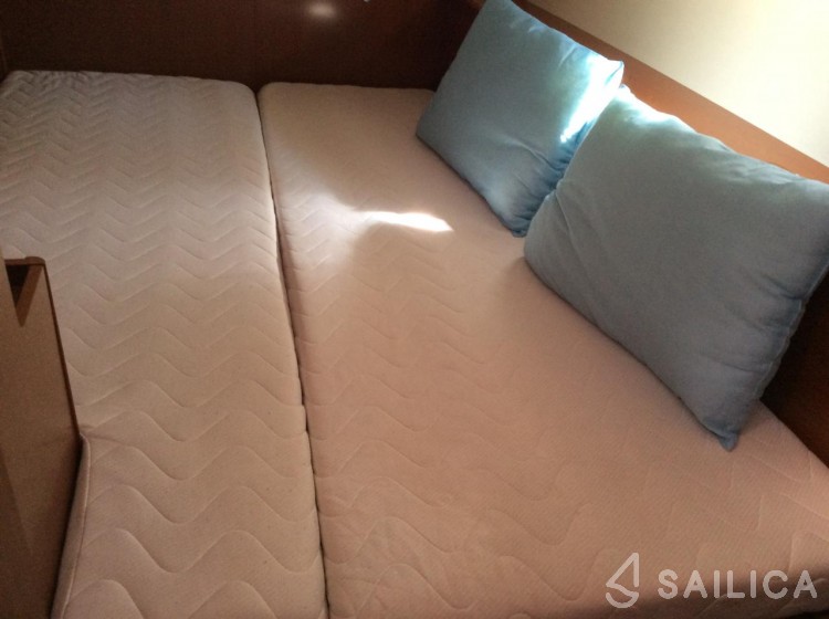 Oceanis 43 - Yacht Charter Sailica