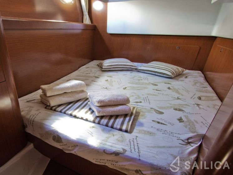 Antares 36 - Yacht Charter Sailica