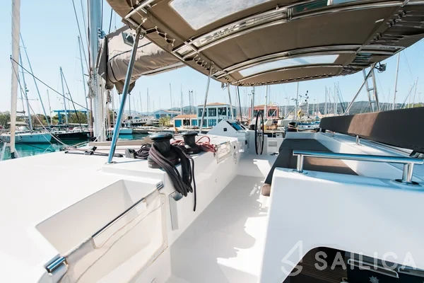 Lagoon 450  Flybridge - Yacht Charter Sailica