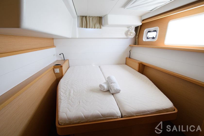 Lagoon 450  Flybridge - Yacht Charter Sailica