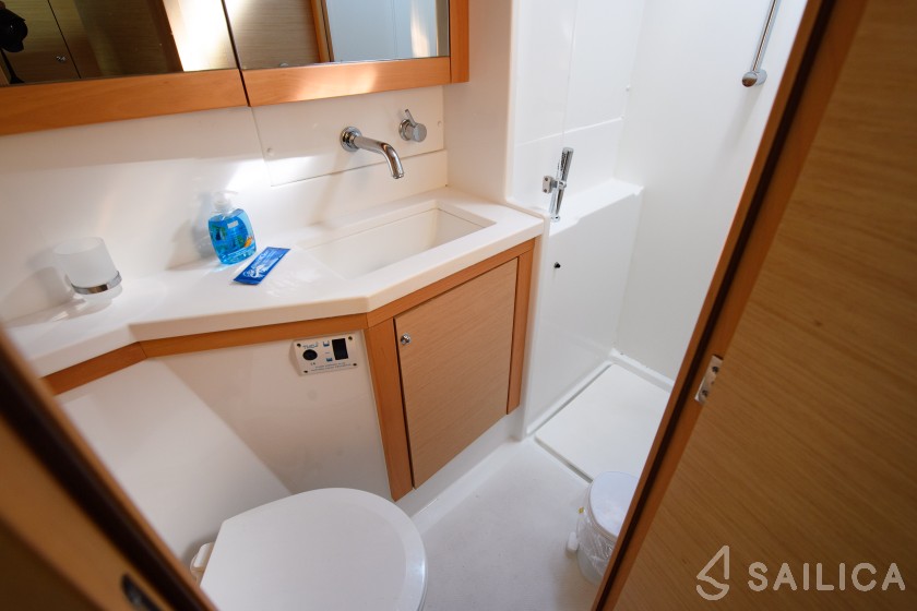 Lagoon 450  Flybridge - Yacht Charter Sailica