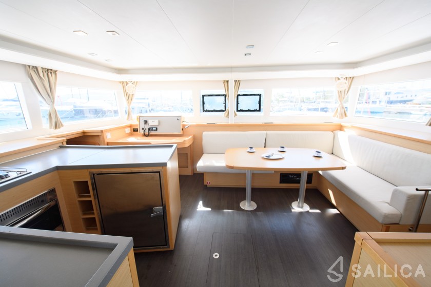 Lagoon 450  Flybridge - Yacht Charter Sailica