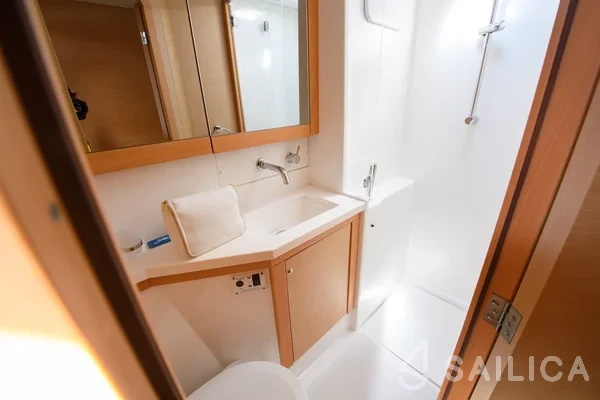 Lagoon 450  Flybridge - Yacht Charter Sailica