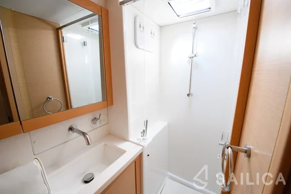 Lagoon 450  Flybridge - Yacht Charter Sailica