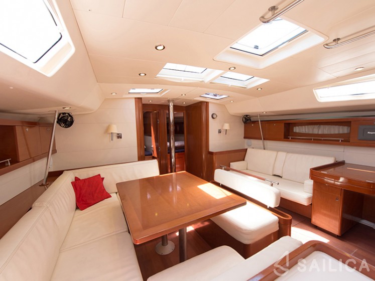 Lagoon 42 - Yacht Charter Sailica