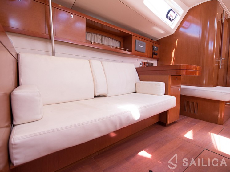 Lagoon 42 - Yacht Charter Sailica