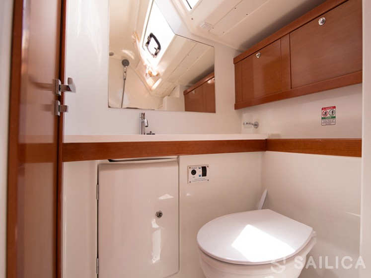 Lagoon 42 - Yacht Charter Sailica