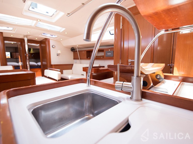 Lagoon 42 - Yacht Charter Sailica