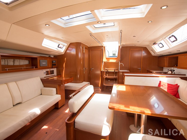 Lagoon 42 - Yacht Charter Sailica