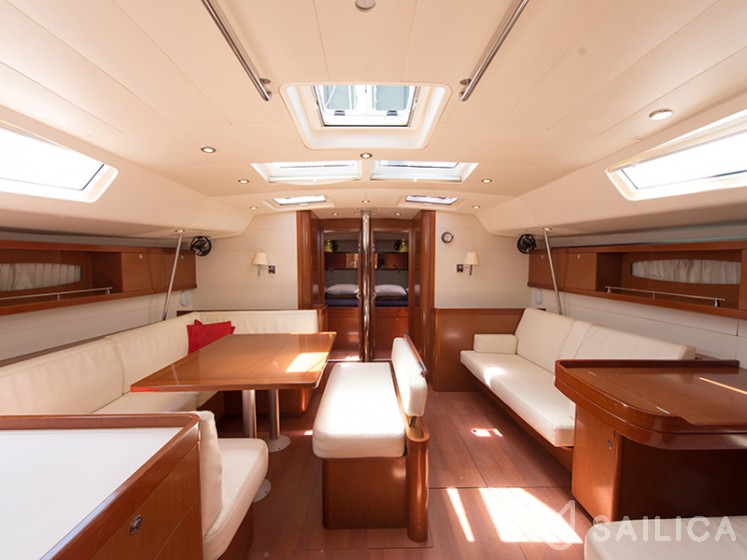 Lagoon 42 - Yacht Charter Sailica
