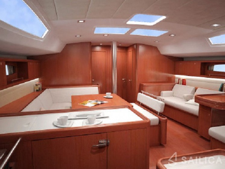 Lagoon 42 - Yacht Charter Sailica