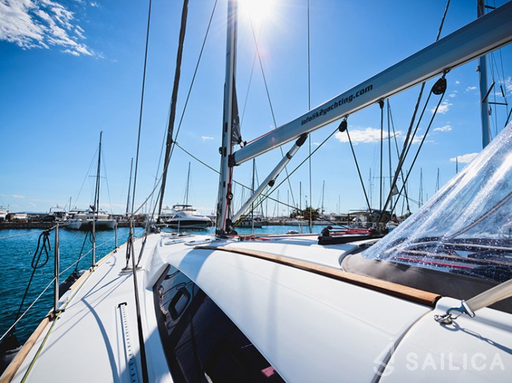 Lagoon 42 - Yacht Charter Sailica