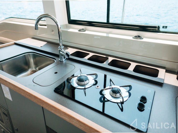 Bavaria E40 Fly - Yacht Charter Sailica