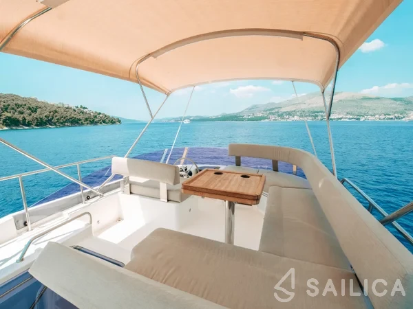 Bavaria E40 Fly - Yacht Charter Sailica