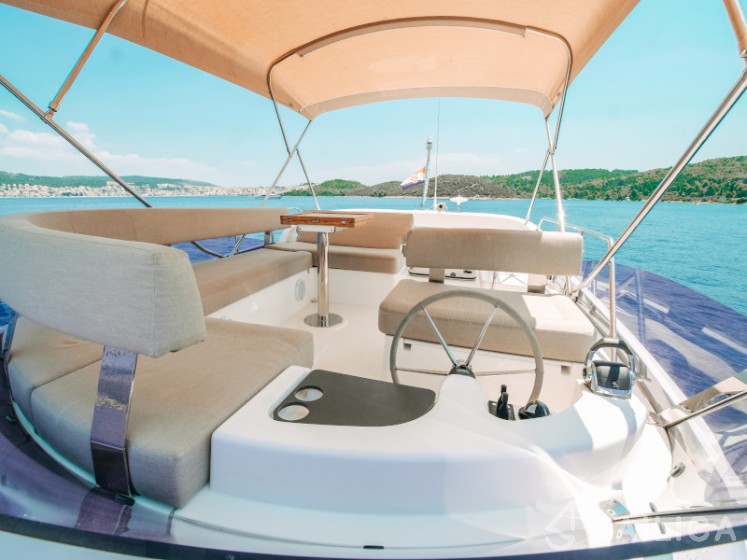 Bavaria E40 Fly - Yacht Charter Sailica