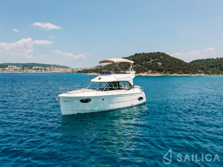 Bavaria E40 Fly - Yacht Charter Sailica