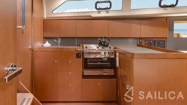 Oceanis 41.1 - Yacht Charter Sailica