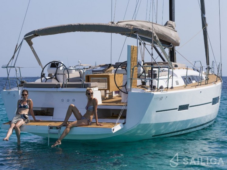 Dufour 520 GL - Yacht Charter Sailica