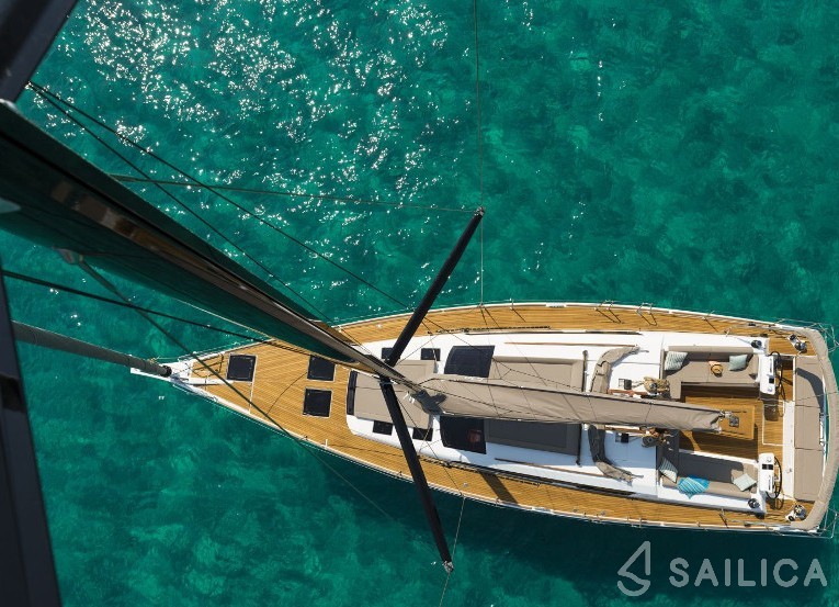 Dufour 520 GL - Yacht Charter Sailica