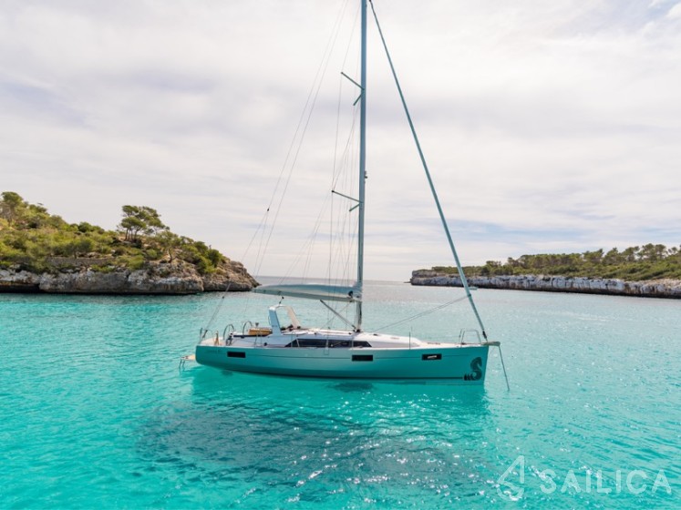 Oceanis 41.1 - Yacht Charter Sailica