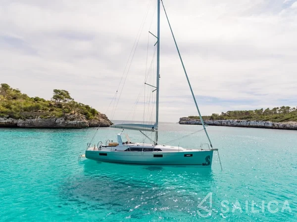 Oceanis 41.1 - Yacht Charter Sailica