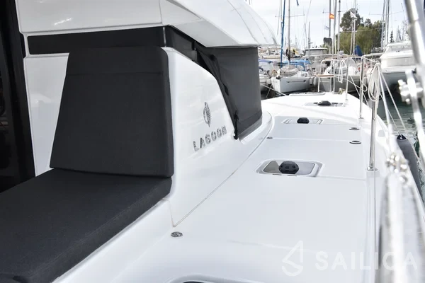 Lagoon 42 - Yacht Charter Sailica