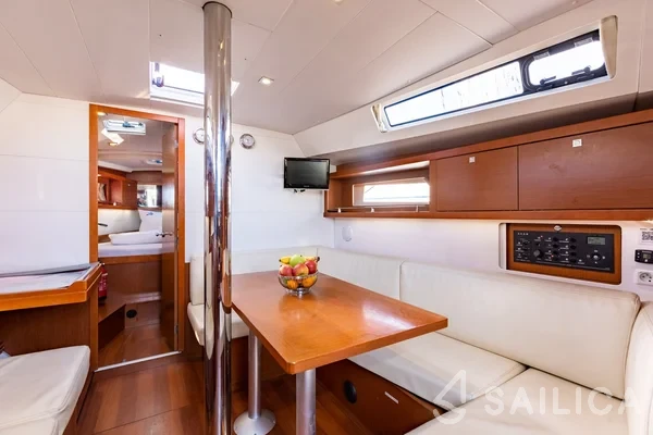 Oceanis 41.1 - Yacht Charter Sailica