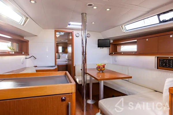 Oceanis 41.1 - Yacht Charter Sailica