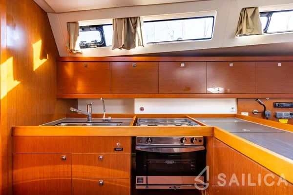 Oceanis 41.1 - Yacht Charter Sailica