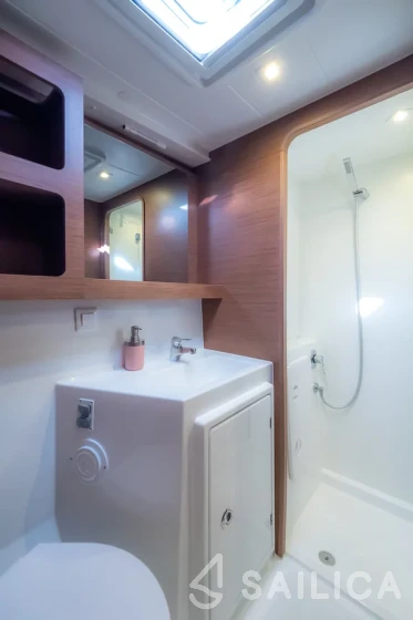 Lagoon 42 - Yacht Charter Sailica