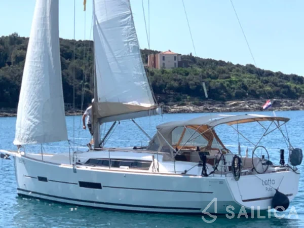 Dufour 382 GL - Yacht Charter Sailica