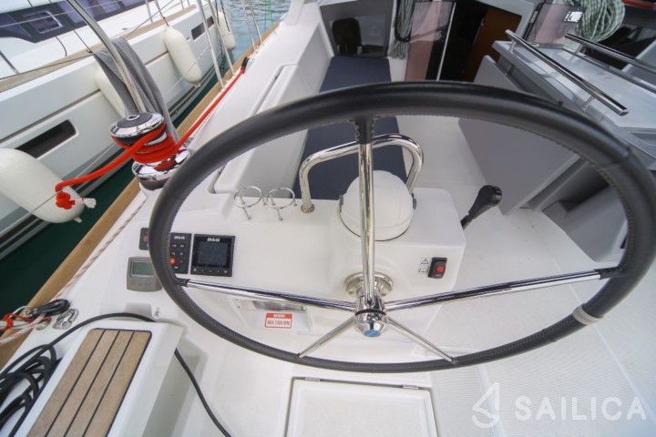 Oceanis 45 - Yacht Charter Sailica