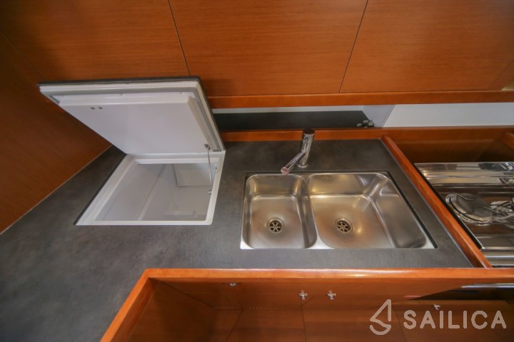 Oceanis 45 - Yacht Charter Sailica