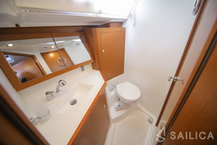 Oceanis 45 - Yacht Charter Sailica