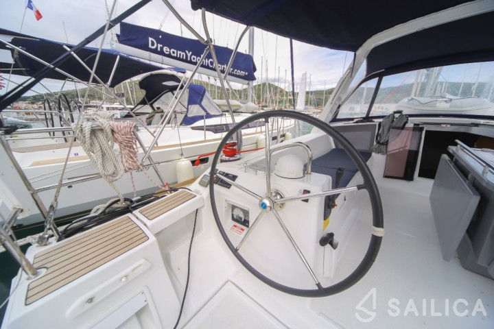 Oceanis 45 - Yacht Charter Sailica