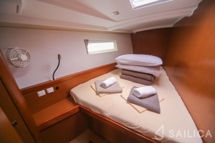 Oceanis 45 - Yacht Charter Sailica
