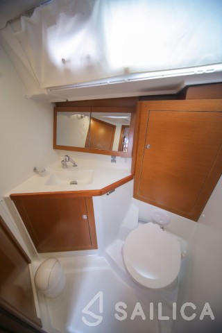 Oceanis 45 - Yacht Charter Sailica