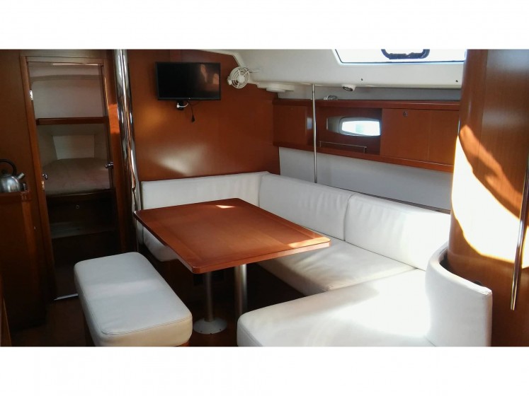 Oceanis 40 - Yacht Charter Sailica