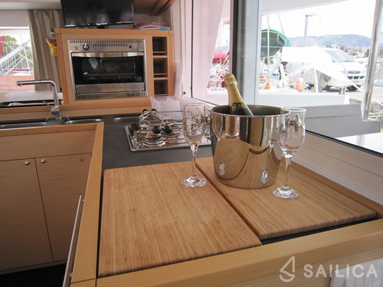 Lagoon 400 S2 - Yacht Charter Sailica