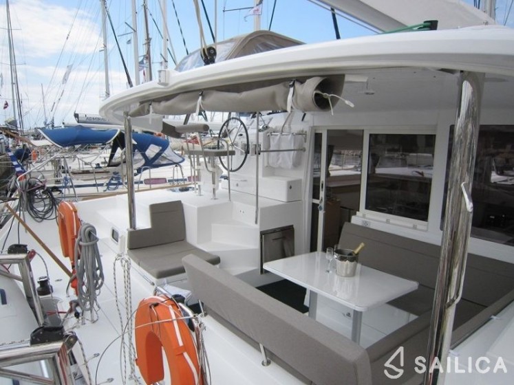 Lagoon 400 S2 - Yacht Charter Sailica