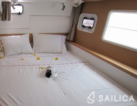 Lagoon 400 S2 - Yacht Charter Sailica