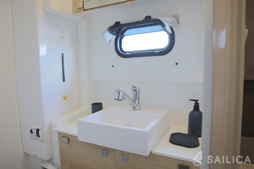 Bali 4.1 - Yacht Charter Sailica