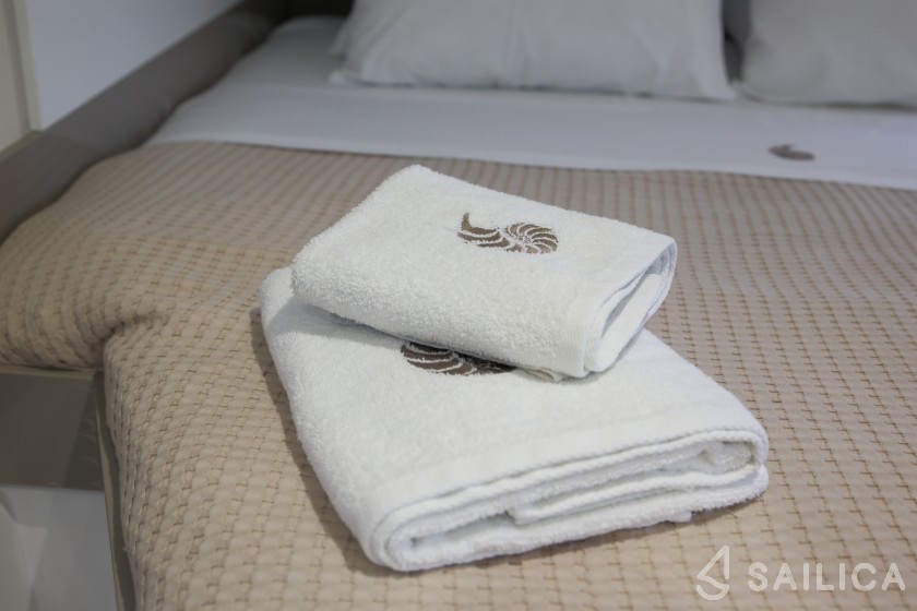 Bali 4.1 - Yacht Charter Sailica