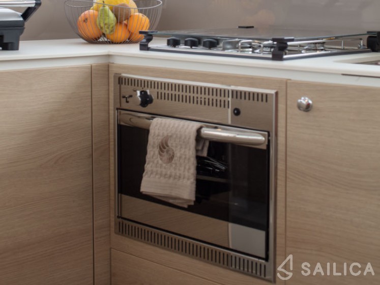 Bali 4.1 - Yacht Charter Sailica