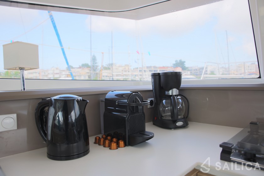 Bali 4.1 - Yacht Charter Sailica
