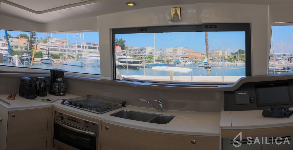 Bali 4.1 - Yacht Charter Sailica