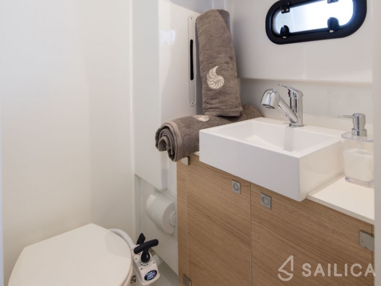Bali 4.1 - Yacht Charter Sailica