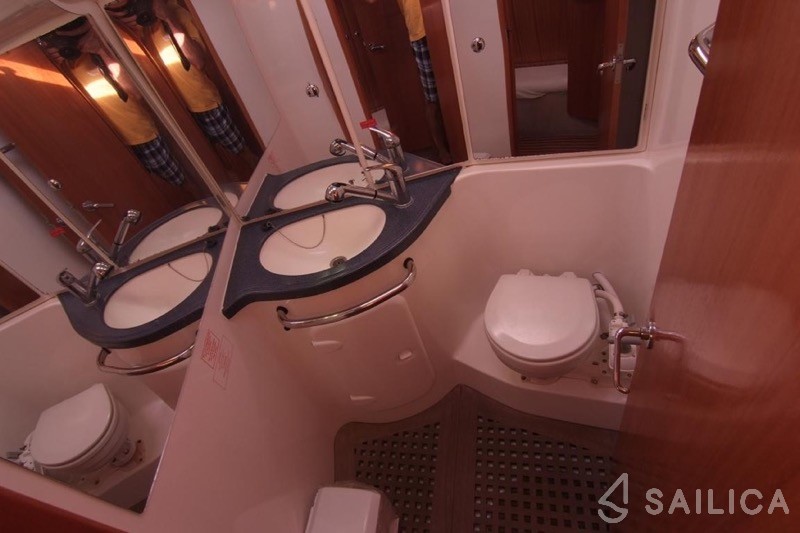 Bavaria 42 Cruiser - Yacht Charter Sailica