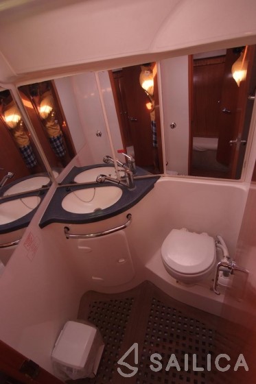 Bavaria 42 Cruiser - Yacht Charter Sailica