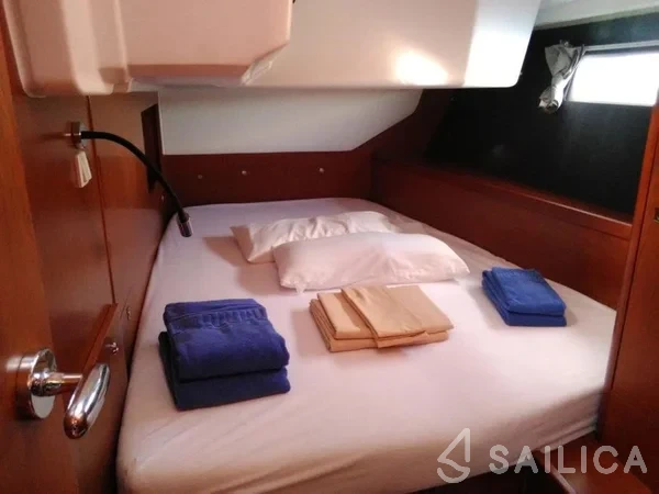 Oceanis 45 - Yacht Charter Sailica